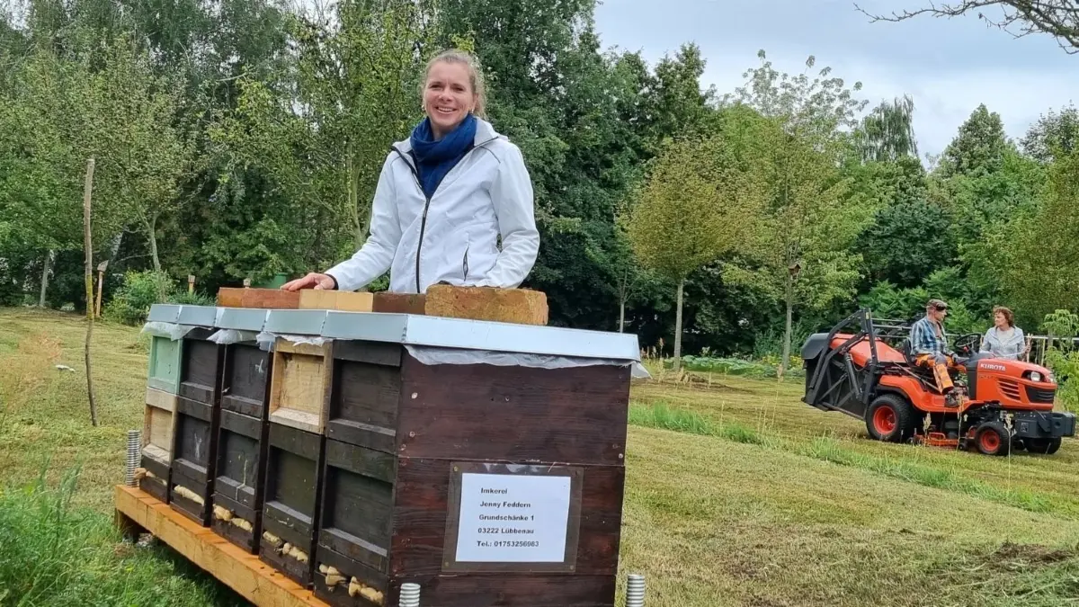 Jenny Feddern mit ihren fünf Bienenvölkern in der Lübbenauer Neustadt.
Jenny Feddern mit ihren fünf Bienenvölkern in der Lübbenauer Neustadt.