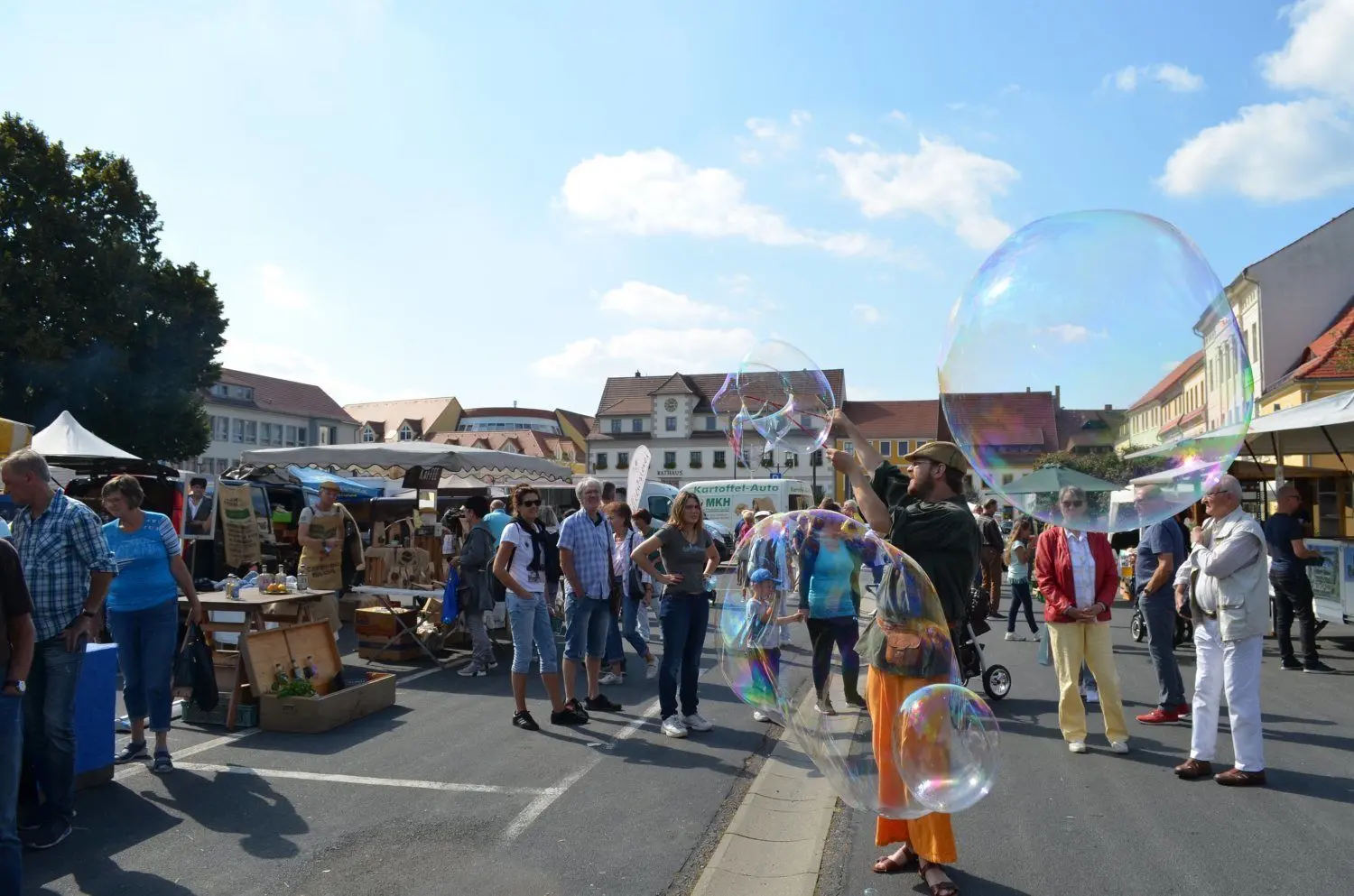 September 2021: Der erste Krabatmarkt lockt Hunderte Gäste in die Hoyerswerdaer Altstadt.