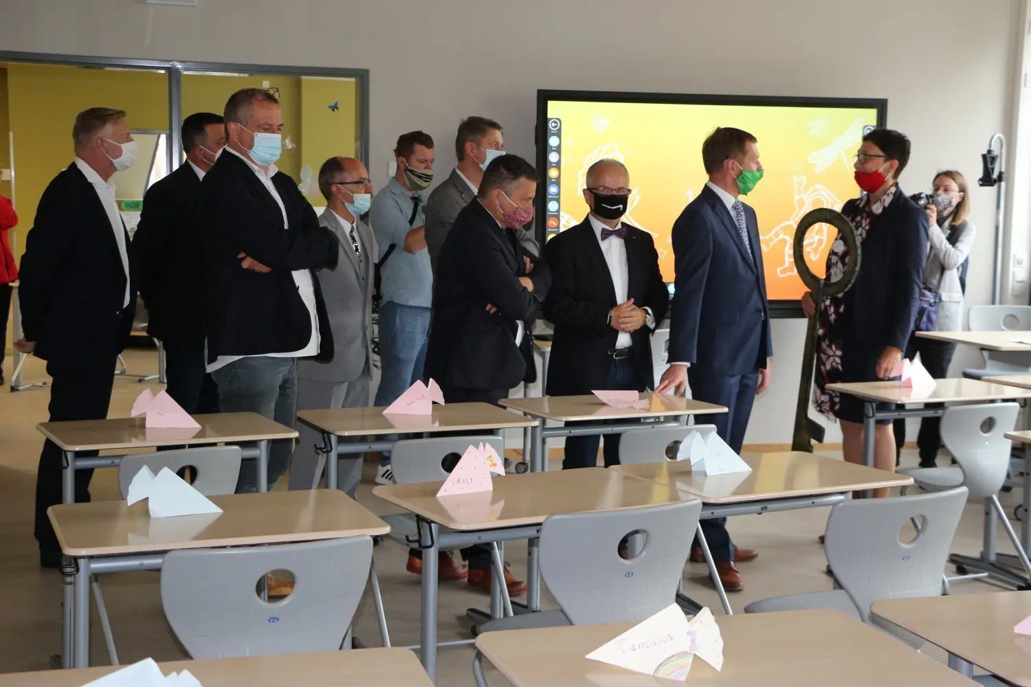 Oberbürgermeister Stefan Skora (60, CDU), Schulleiterin Romy Stötzner (53) und Sachsens Ministerpräsident Michael Kretschmer (45, CDU) beim Rundgang durch die "Lernlandschaften" von Hoyerswerdas Neuer Oberschule.