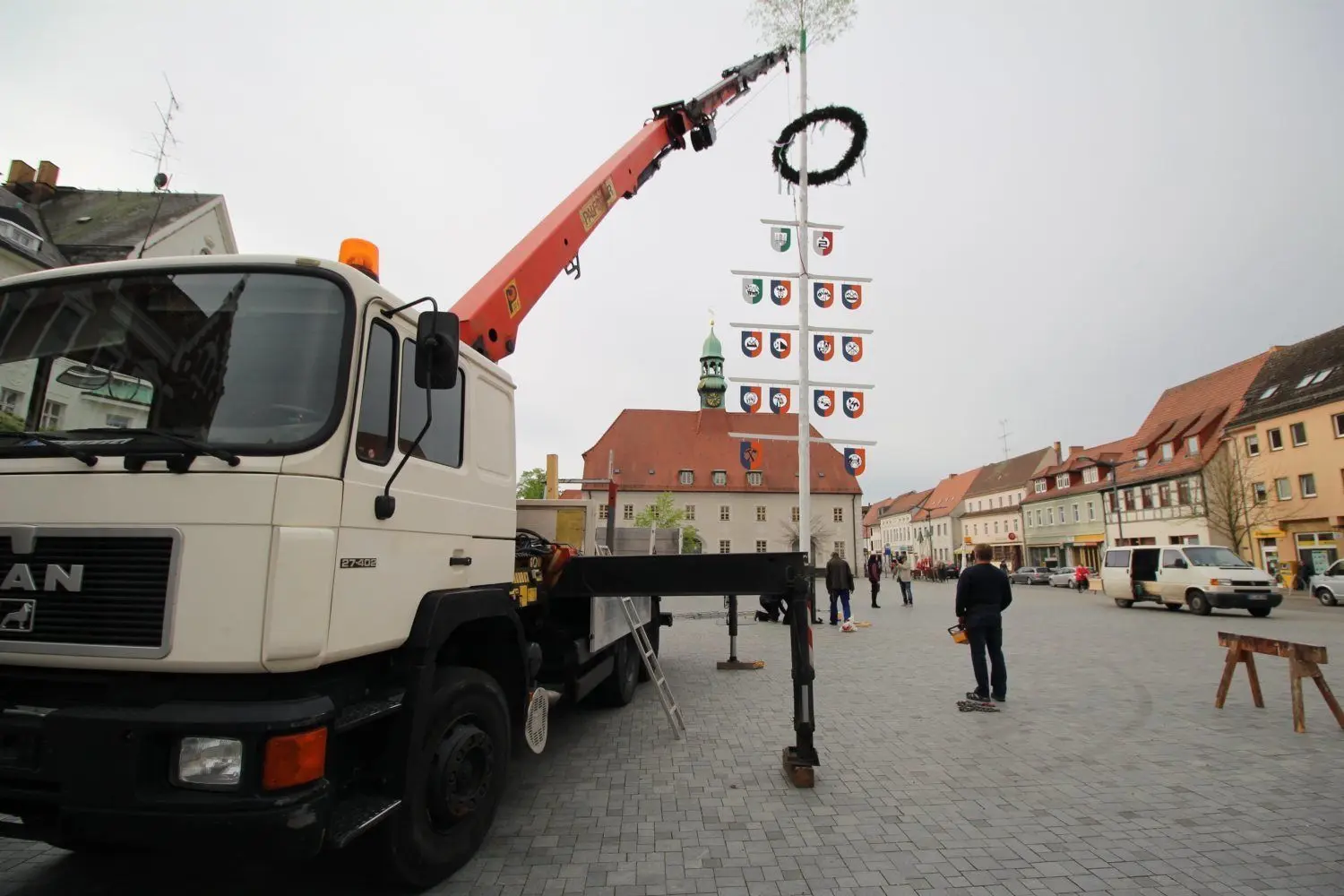 Der Finsterwalder Maibaum wird am 30.4.2020 nicht wie üblich mit Manneskraft, sondern mit Krantechnik gerichtet.