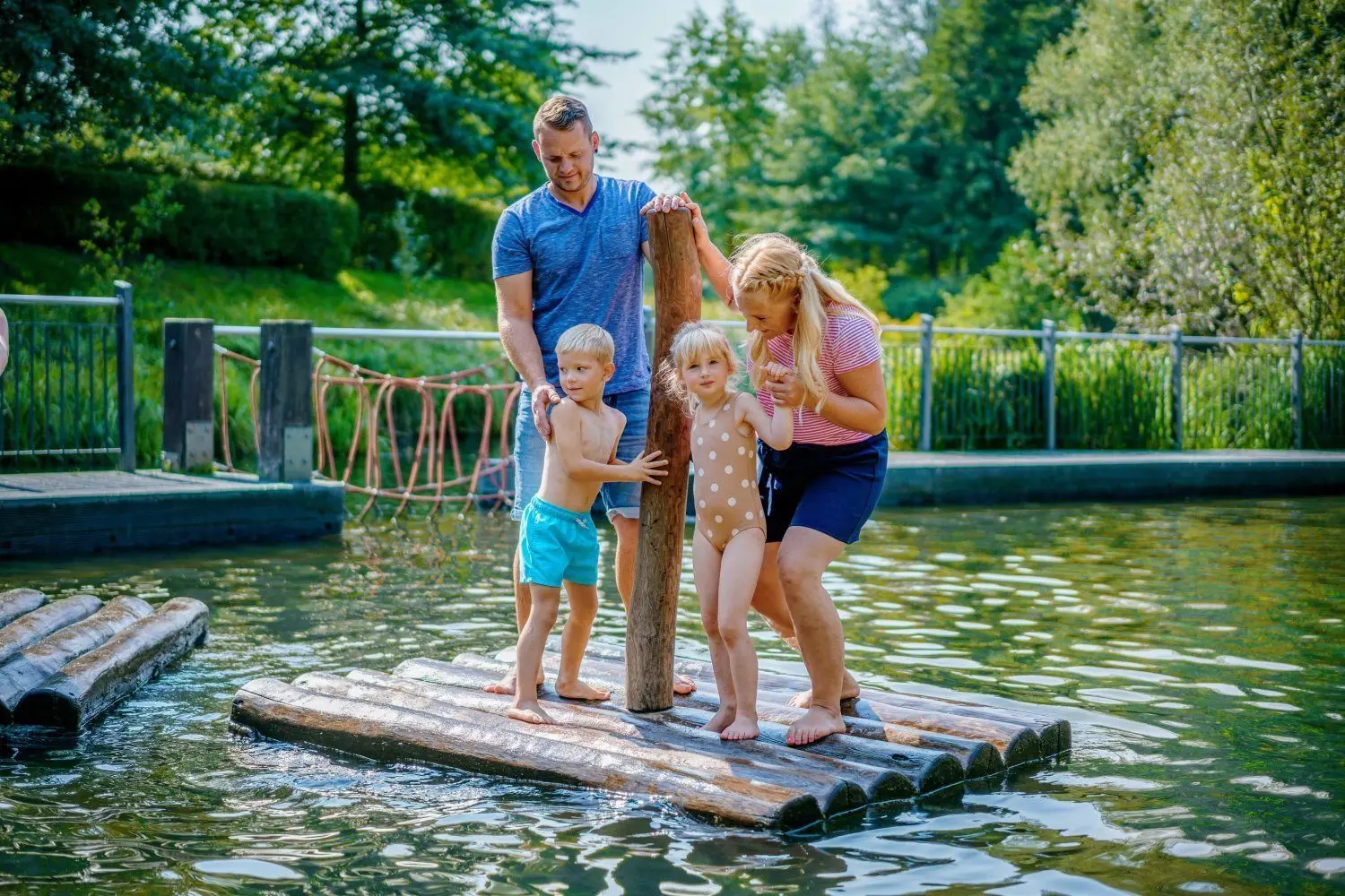 Vor allem bei Familien mit jüngeren Kinder ist der Wasserspielplatz auf der Schlossinsel beleibt.