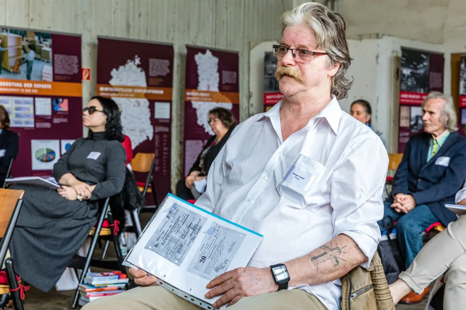 Detlef Wengel (65) ist nach einem Fluchtversuch, den ein Angehöriger verraten hatte, in Torgau inhaftiert worden. Er musste für den Landmaschinenbau Torgau Zwangsarbeit leisten. In der Kontrollstelle, die die Abgaben der Häftlinge vom Lohn bearbeitete, hat er tiefe Einblicke in die Ausbeutung der Strafgefangenen erhalten. „Zehn Mark sind im Knast ein Vermögen gewesen“, sagt er. Mit „Sparverträgen“ wurden den Häftlingen die schmalen Entgelte noch entzogen. Lohnunterlagen, die das heute belegen würden, gab es nicht.