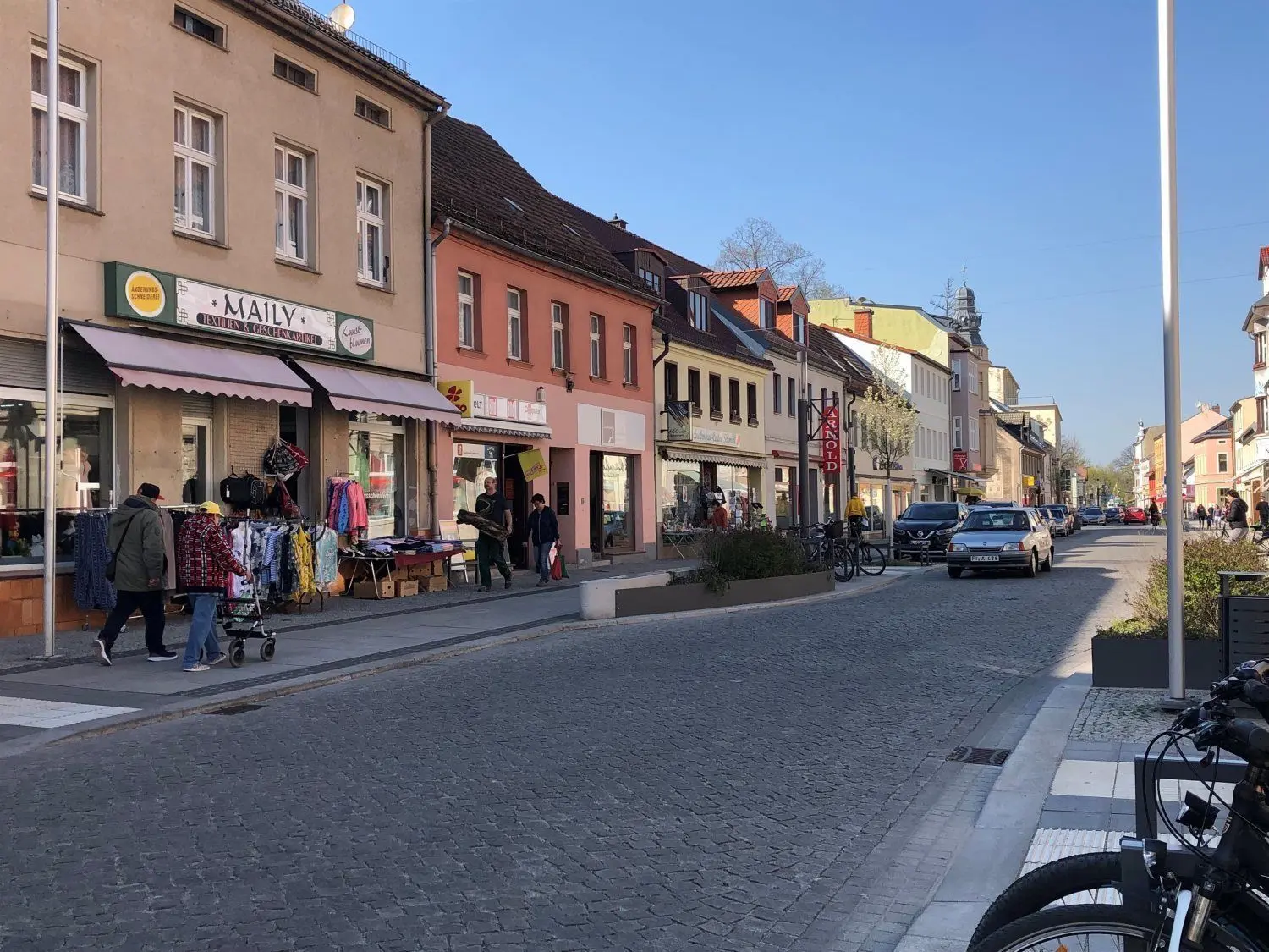 Den Nachmittag nutzen viele Finsterwalder für einen Einkaufsbummel auf der Berliner Straße. Es herrscht auch in der Woche reger Betrieb.