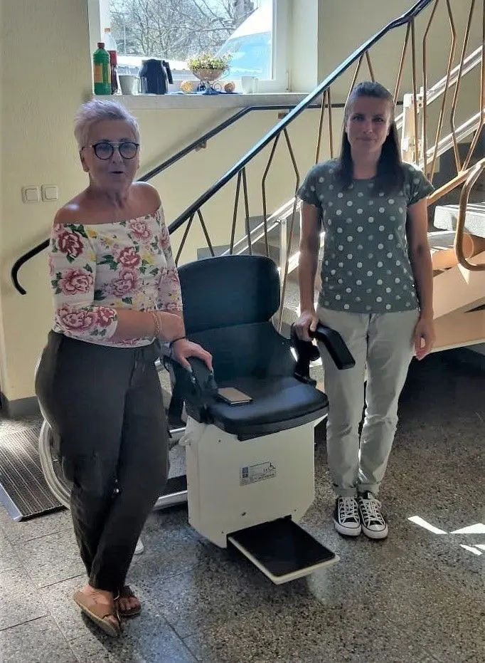 Für den Einbau des Treppenlifts in der Praxis haben viele Einwohner des Schradenlandes gespendet. Ärztin Erika Metzger (r.) freut sich mit Spendensammlerin Ulrike Schultz.