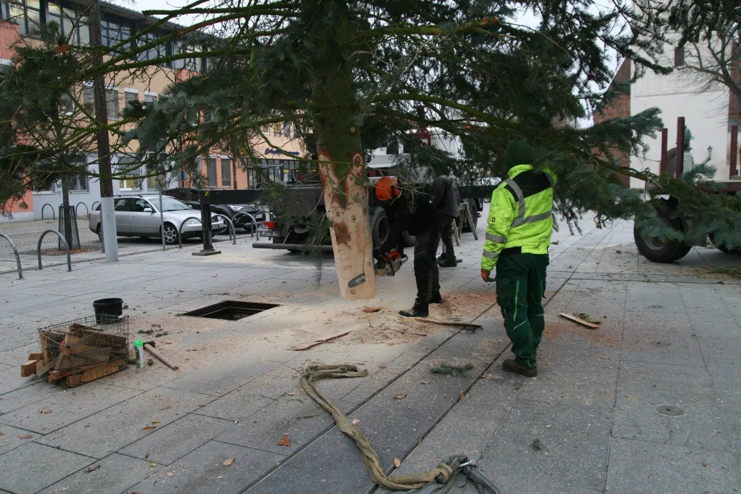 Mit der Motorsäge wird der Stamm für den Weihnachtsbaumständer auf dem Marktplatz passend gemacht.