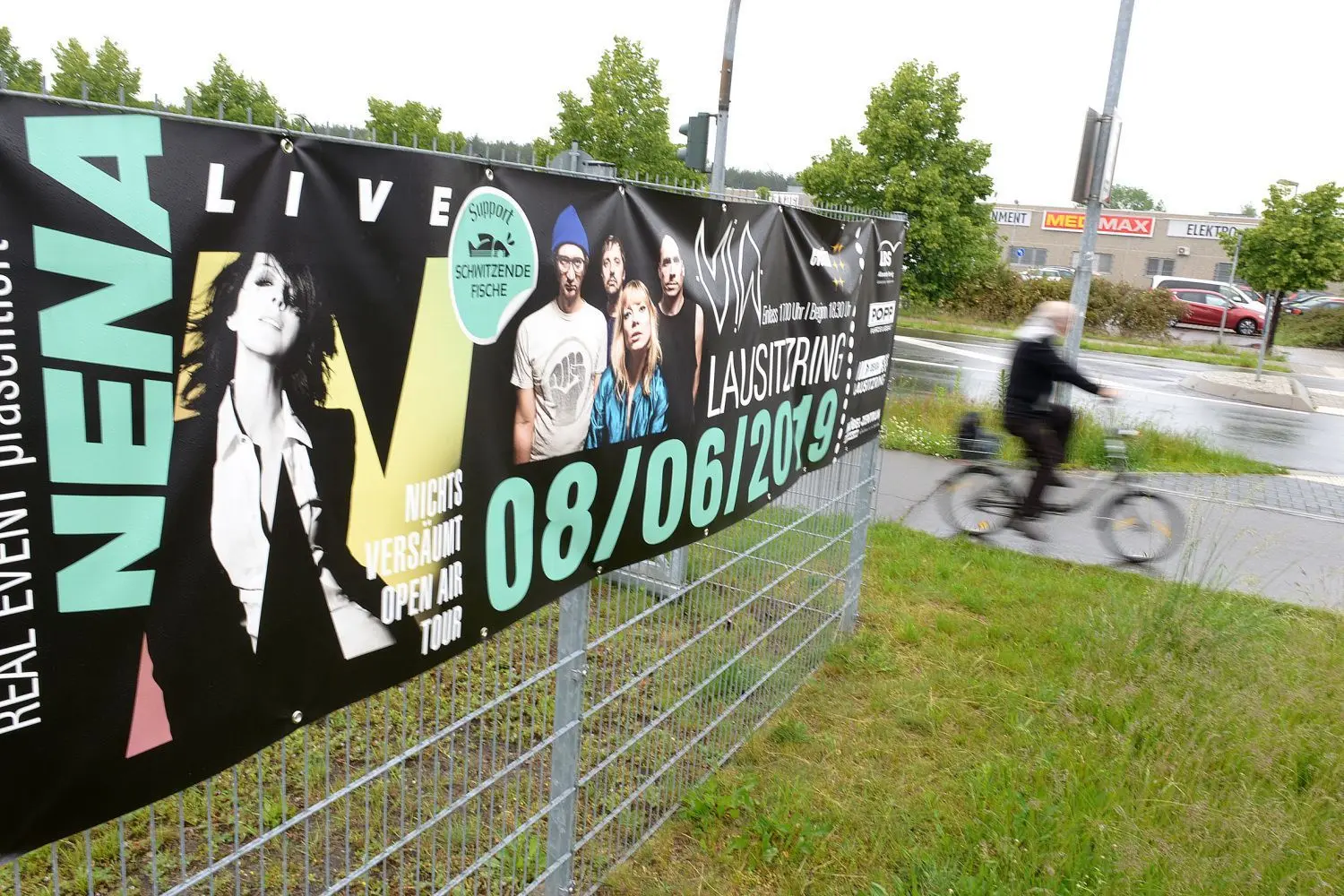 Nena rockt den Ring. Die Werbebanner rund um Senftenberg machen Lust auf das erste große Pfingst-Open-Air auf dem Lausitzring.
