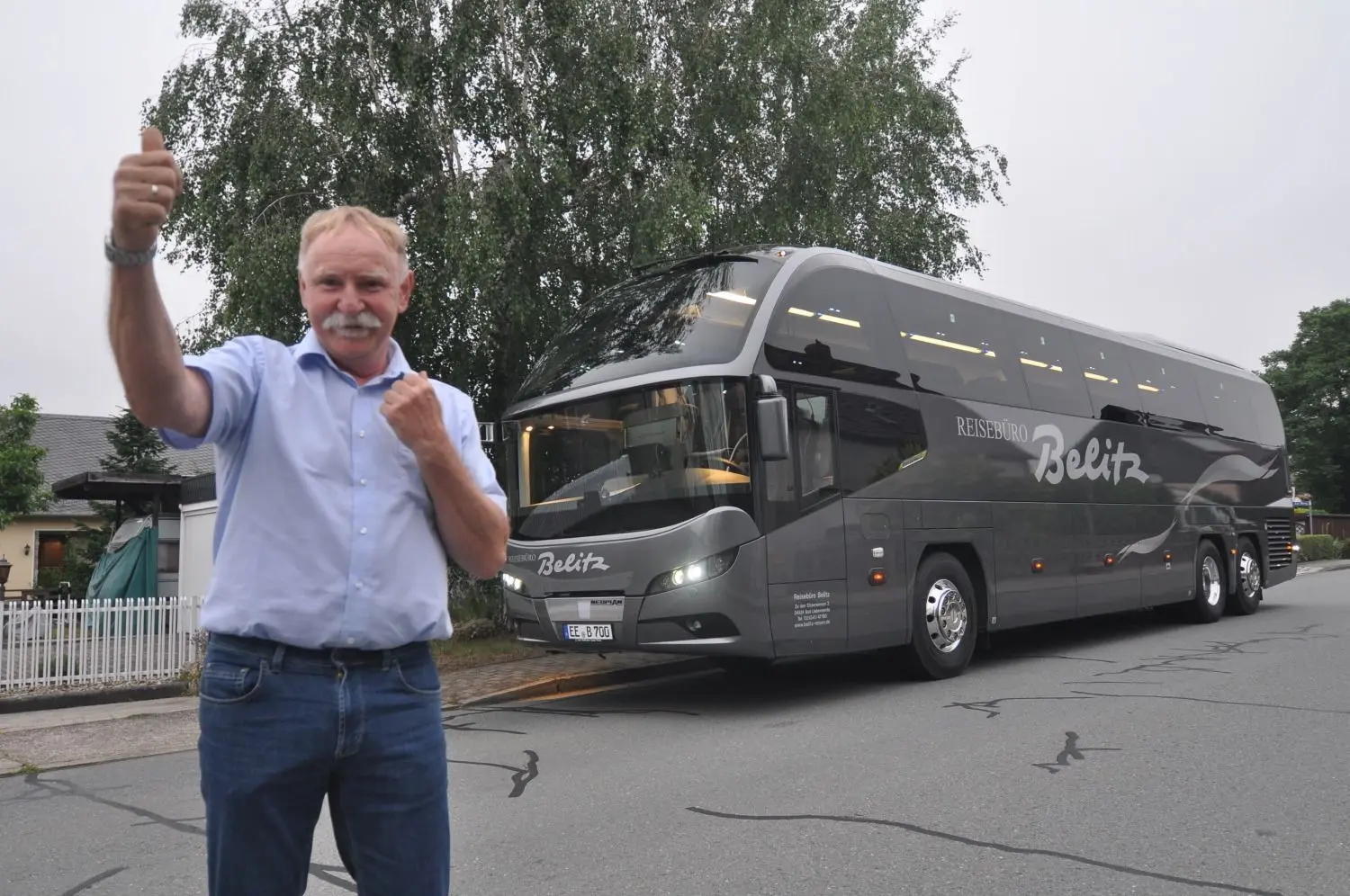 "Endlich, wir können wieder fahren!" Nach verordneter Corona-Zwangspause ist das Reisebusunternehmen Belitz aus Bad Liebenwerda, hier Hans-Jürgen, der große Bruder von Firmenchef Dietmar Belitz, zum ersten Mal wieder auf Tour. Sogar mit nagelneuem Bus, einem Neoplan Cityliner.