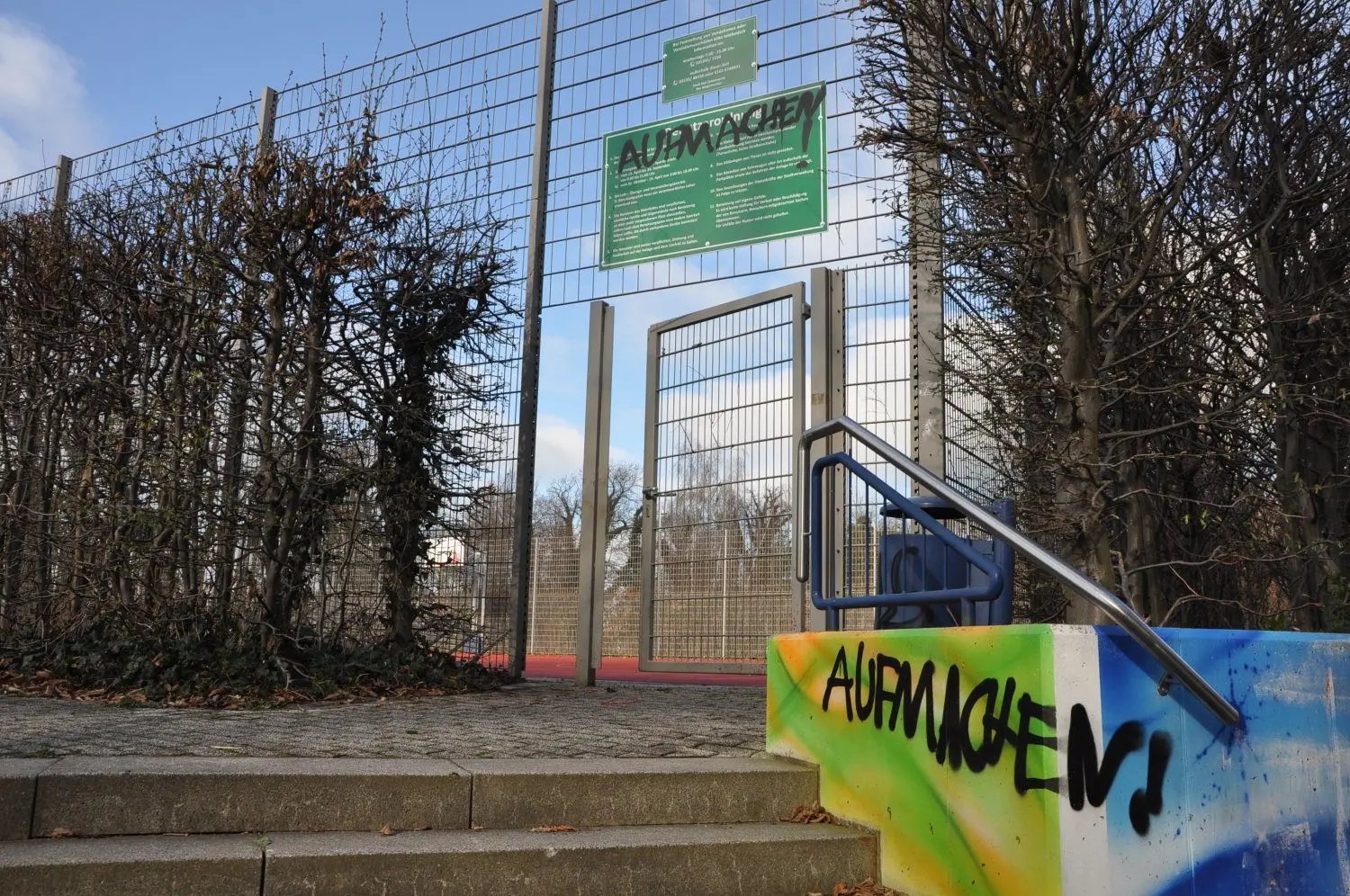 Die Tür zum als "Käfig" bezeichneten Bolzplatz im Kurpark Bad Liebenwerda wurde aufgebrochen. Zwei Schriftzüge "Aufmachen" und "Aufmachen, sonst knallt's" sind Protest gegen die verordnete Schließung im Zuge der Umsetzung der Corona-Bestimmungen.