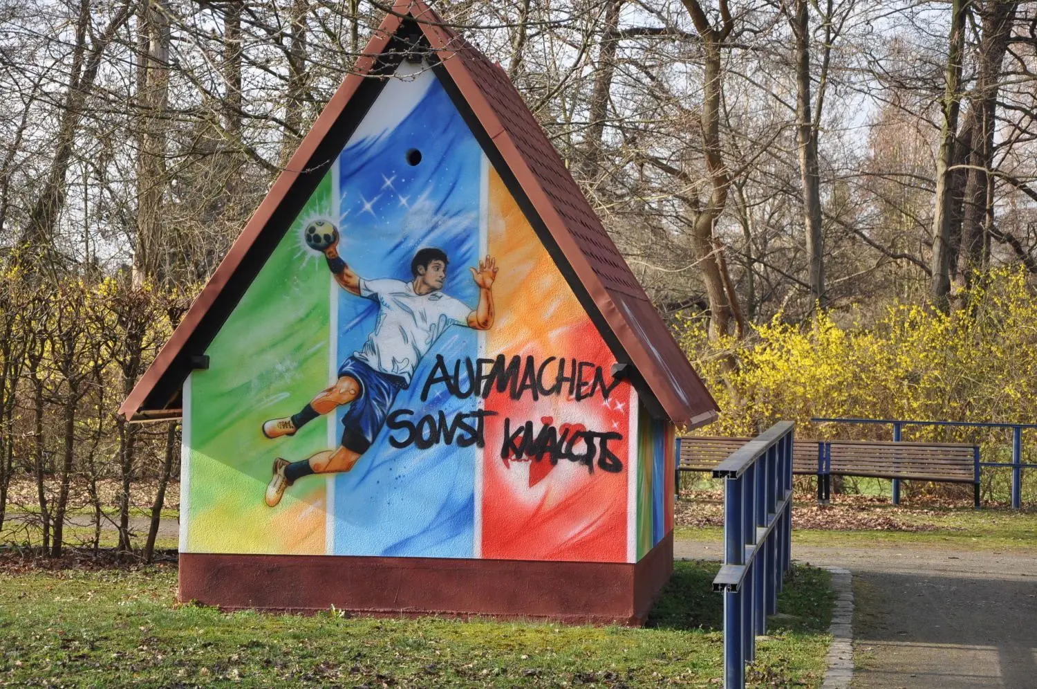Die Tür zum als "Käfig" bezeichneten Bolzplatz im Kurpark Bad Liebenwerda wurde aufgebrochen. Zwei Schriftzüge "Aufmachen" und "Aufmachen, sonst knallt's" sind Protest gegen die verordnete Schließung im Zuge der Umsetzung der Corona-Bestimmungen.