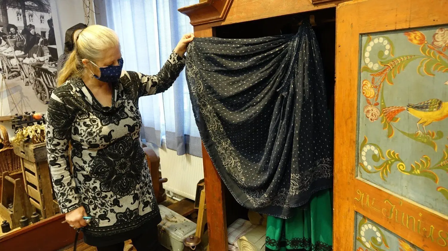 Blaudruck-Mode fehlte früher in keinem Kleiderschrank. Laut Kleiderordnung durften einfache Menschen keine Spitze tragen, also bediente man sich in der bäuerlichen Tracht des Blaudrucks mit kunstvollen Ornamenten.