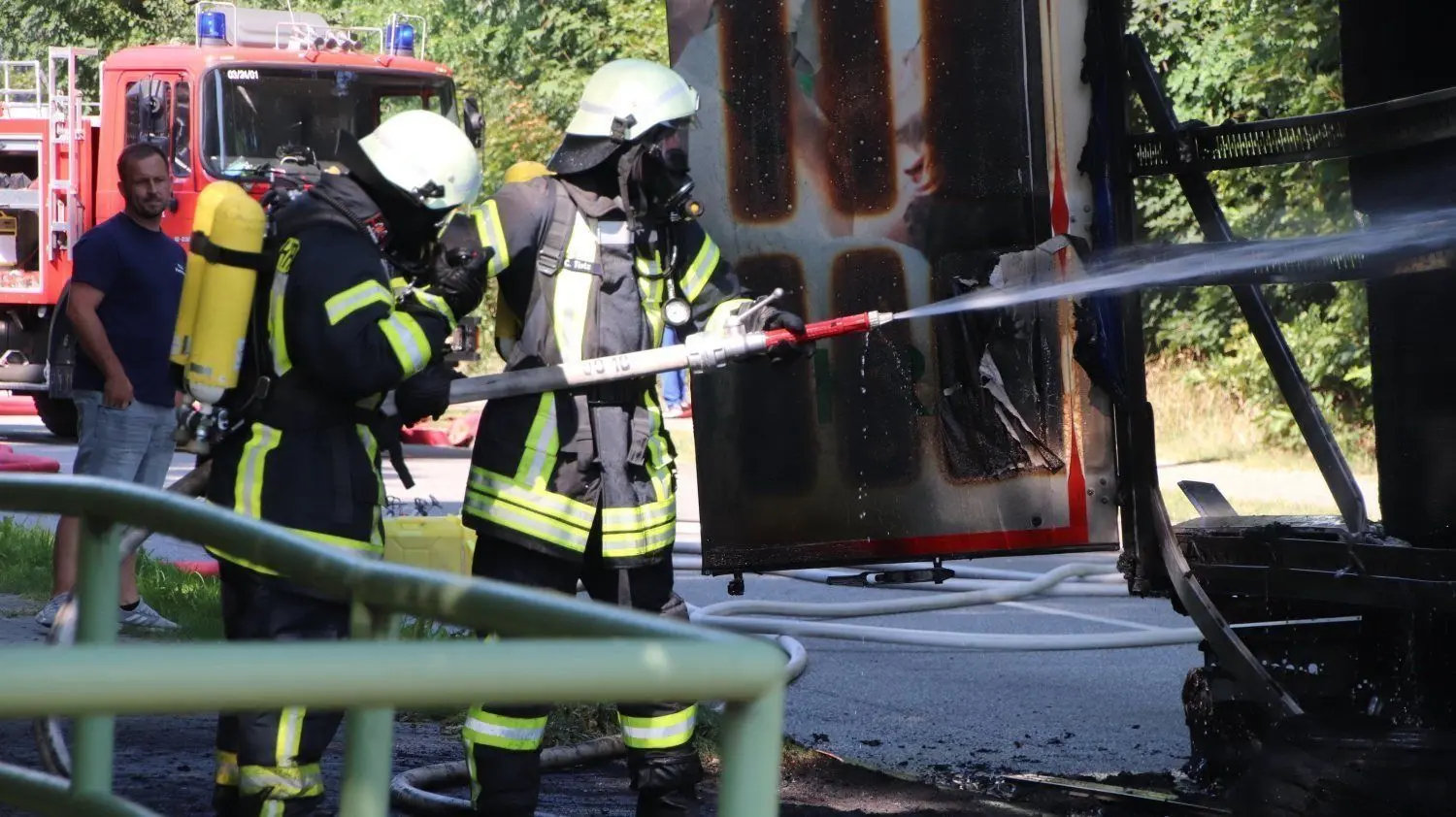 Die Feuerwehr löscht den Brand an einem Lkw-Auflieger in der Berliner Straße in Kolkwitz.
