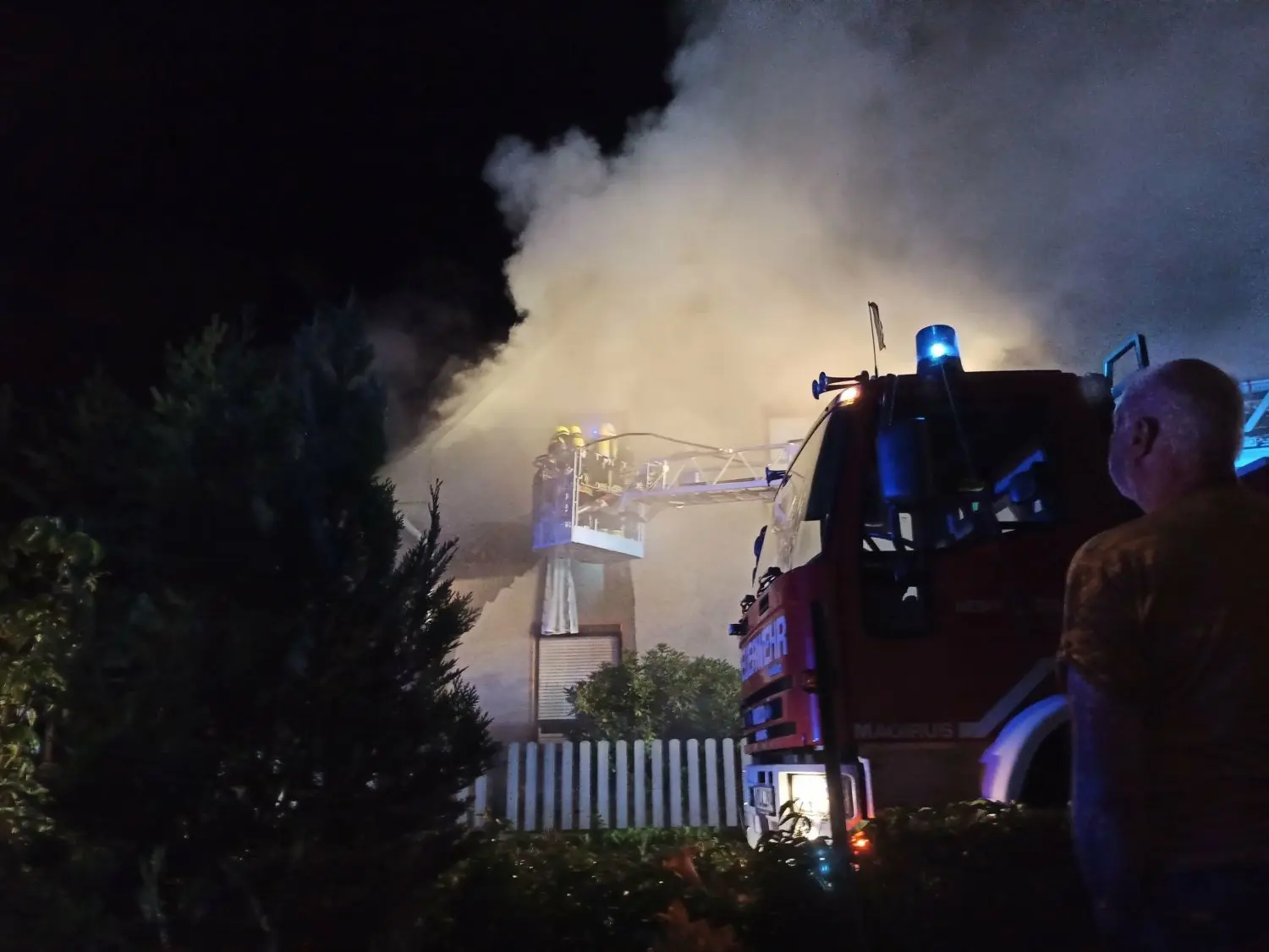 Mehr als 70 Kameraden der Feuerwehr konnten den Haus-Brand in Rietschen löschen, mussten aber einen Toten bergen.
