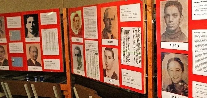 Diese Stellwand enthält die Porträts und Schicksale italienischer Häftlinge im KZ Lieberose. Ihnen ist eine Ausstellung gewidmet, die kürzlich zum Anlass des Besuchs von Angehörigen erneut aufgebaut wurde.