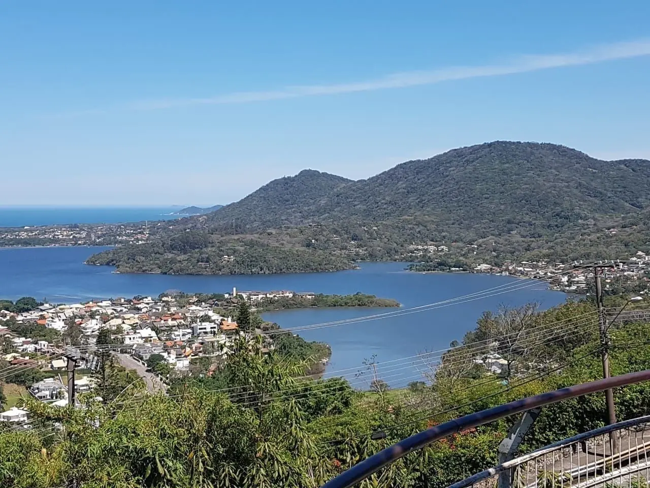Während der Konzertreise bleibt auch Zeit, um die herrlichen Landschaften zu genießen, wie hier bei Camboriù.