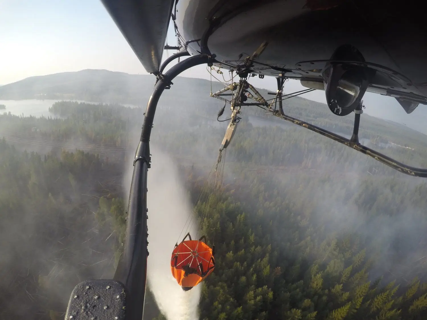 Dirk Franzke (l.) und Jan Dammes, Geschäftsführer der Aeroheli International, mit einem Löschbehälter, der bis zu 1,2 Tonnen Wasser fasst.
