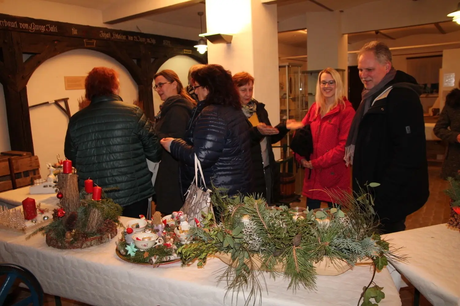 Elf Kränze gingen ins Rennen des Adventskranzwettbewerbes in der Bloischdorfer Museumsscheune.