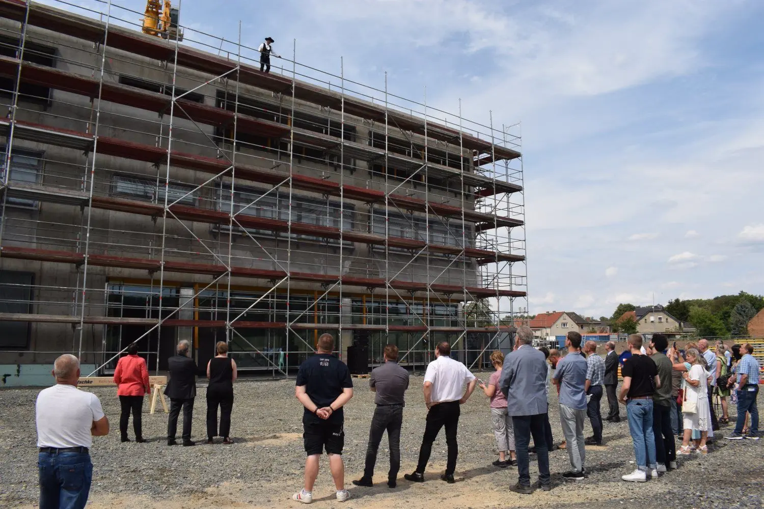 Am Dienstag wurde Richtfest für das neue Döberner Schulzentrum gefeiert. Falk Tüntzsch vom Bautzner Unternehmen Hentschke-Bau war für den Richtspruch zuständig.