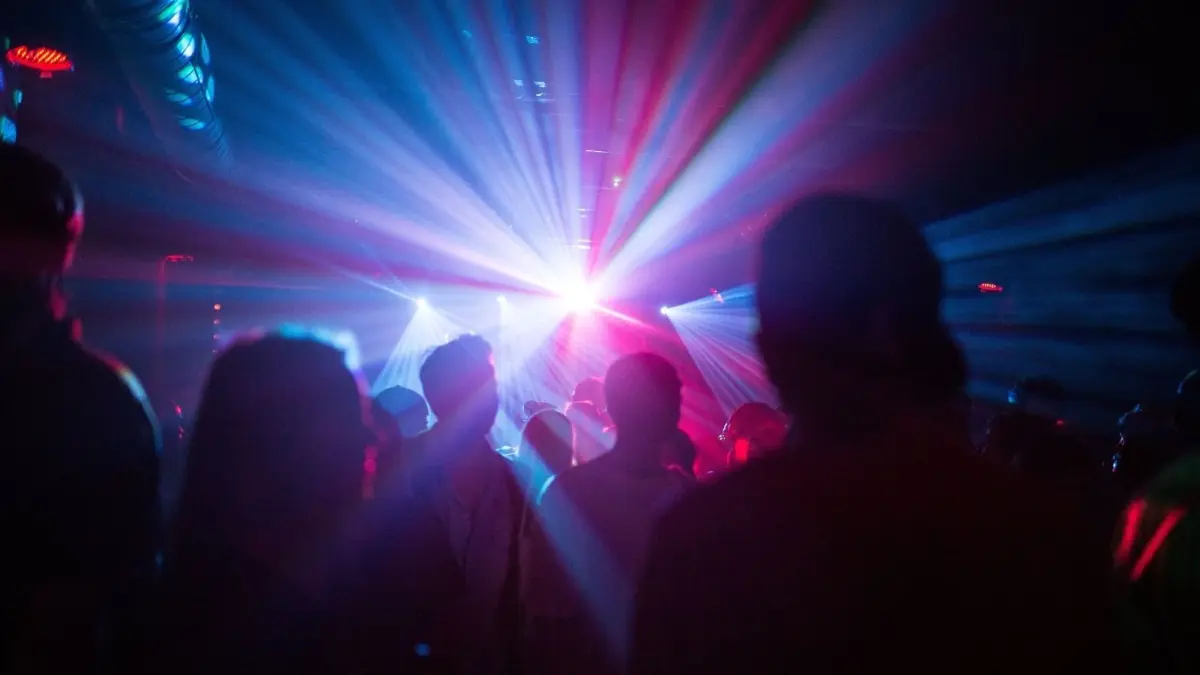Wann findet das Ikarus 2024 statt und wer tritt auf? Alle Infos zu Tickets, Datum und Co. im Überblick.
Menschen tanzen in einem Club. Berliner Clubs sehen wegen der Ausbreitung des Coronavirus ihre Existenz bedroht. (zu "Coronavirus - Verband befürchtet Aus für Berliner Clubs") +++ dpa-Bildfunk +++