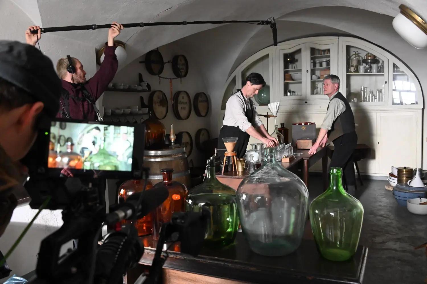 Ein Fernsehteam dreht im Auftrag des ZDF im Cottbuser Apothekenmuseum unter anderem im Galenischen Labor der Kräuterkammer und im Verkaufsraum drei Szenen für die Dokumentation „Deutschlands große Clans“. Um die Markenrechte für das Kölnisch Wasser ist bis zum Jahr 2006 heftig gestritten worden. Der Ur-Duft Farina darf im Brandenburgischen Apothekenmuseum vertrieben werden. In der Doku zu sehen: die Cottbuser Komparsen Thomas Stobernack (l.) und Maik Schuppan.