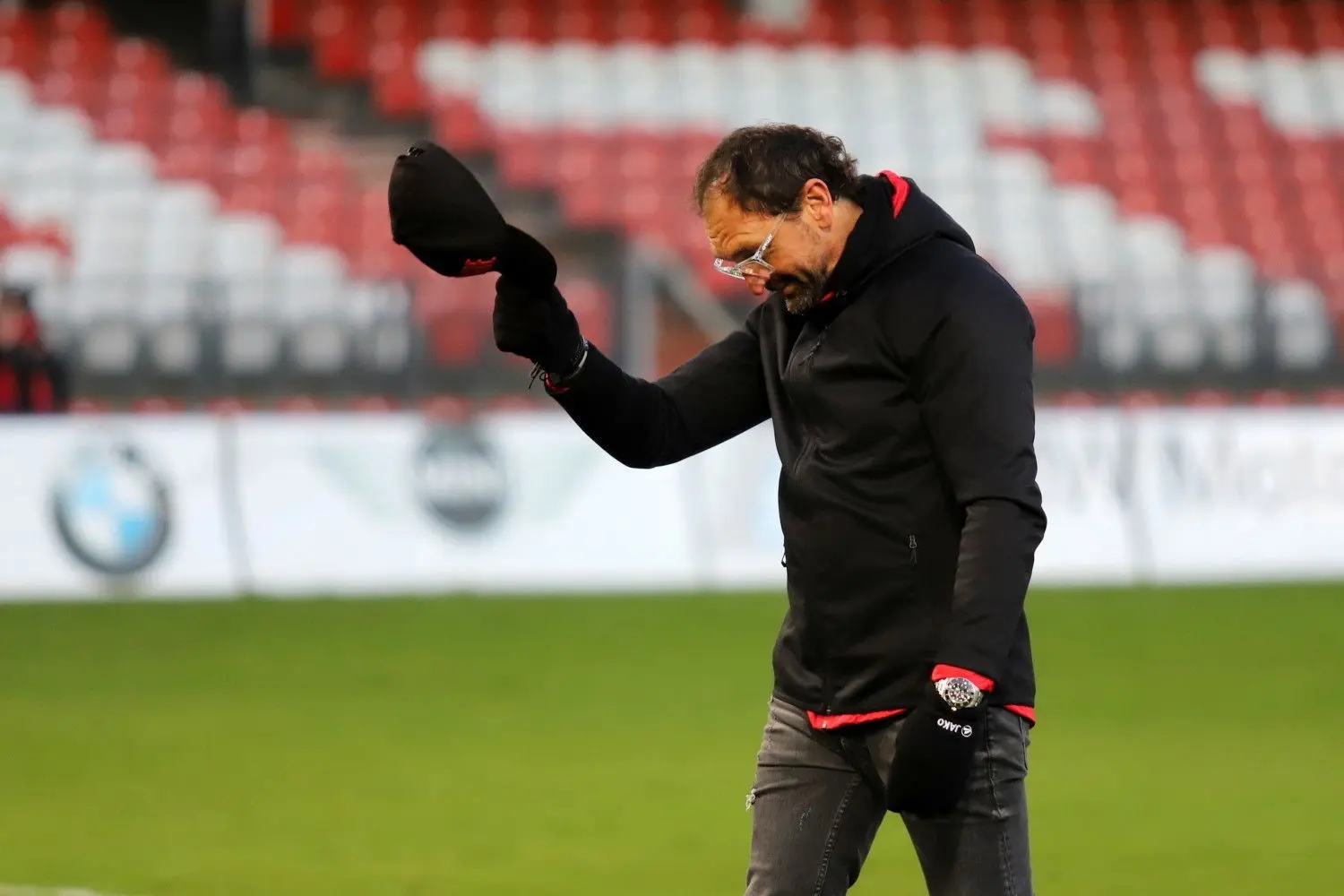 War das schon sein Abschied? FCE-Trainer Claus-Dieter Wollitz bedankte sich am Samstag ausführlich bei Fans, Sponsoren, Vereinsmitarbeitern und der gesamten Region für die Unterstützung.