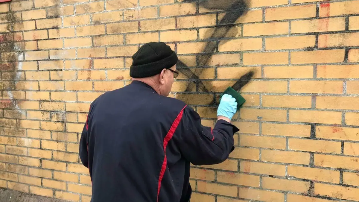 Ein Mitarbeiter der Deutschen Bahn entfernt im April 2021 eine Hakenkreuz-Schmierei in der Blechenstraße in Cottbus.
Ein Mitarbeiter der Deutschen Bahn entfernt eine Hakenkreuz-Schmierei in der Blechenstraße in Cottbus.