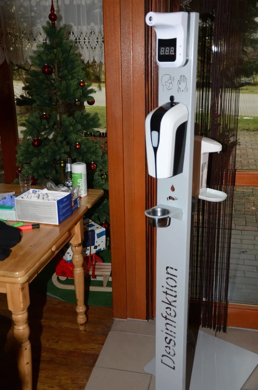 Bei der Impfung zum Einsatz kam auch eine mobile Desinfektionssäule mit Infrarot-Thermometer. Es misst innerhalb weniger Sekunden kontaktlos die Körpertemperatur der Impfwilligen.