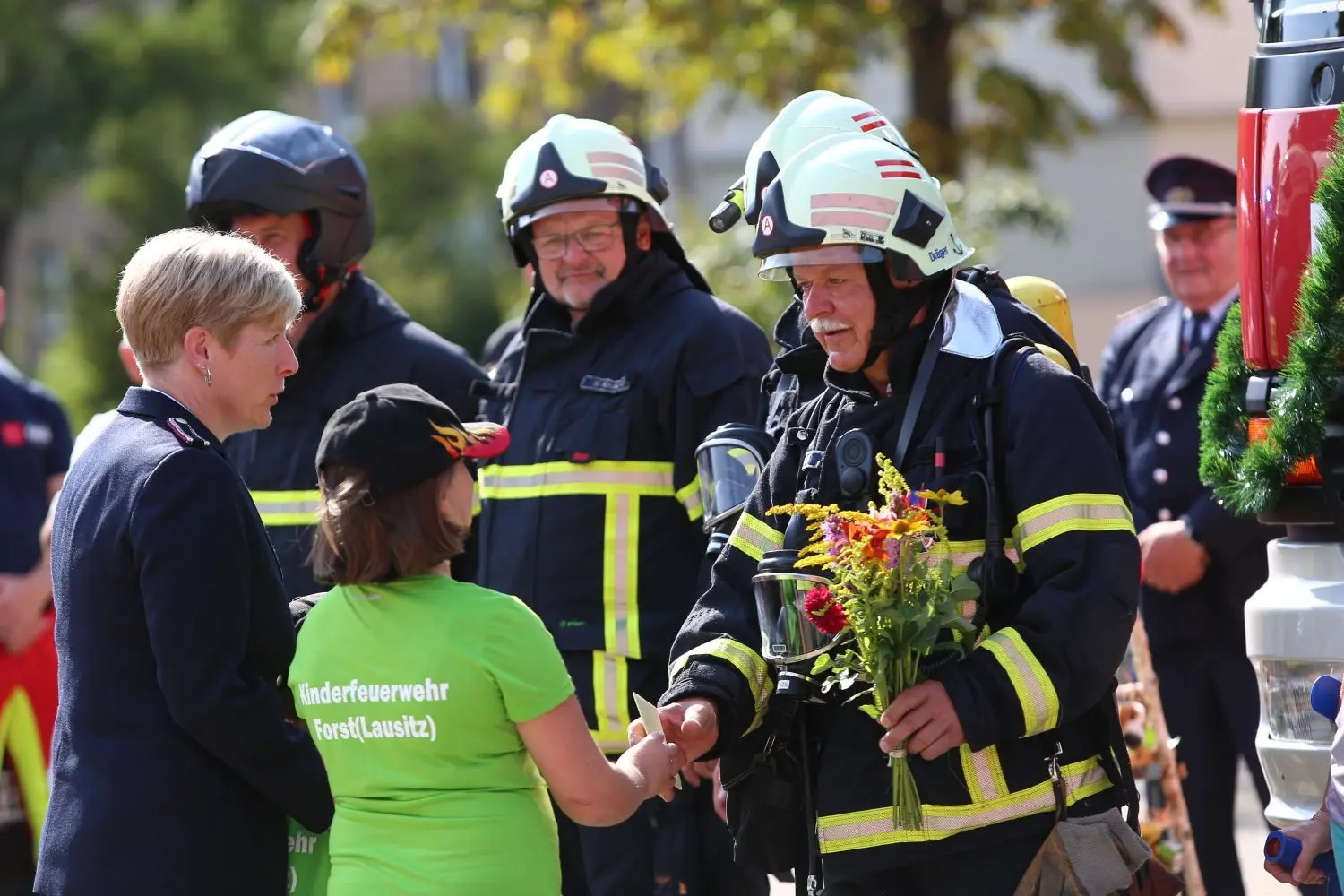 Vertreter der Kinderfeuerwehr gratulieren Andreas Britze.