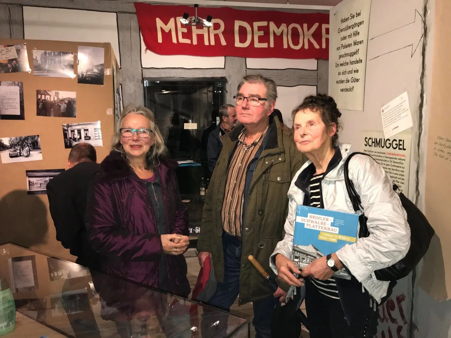 Das Ehepaar Erika und Reinhard Köhler und die Lübbenerin Gisela Liebsch schauen sich die Ausstellung an. Sie wollen in den nächsten Wochen noch eigene Exponate aus der Wendezeit beisteuern.