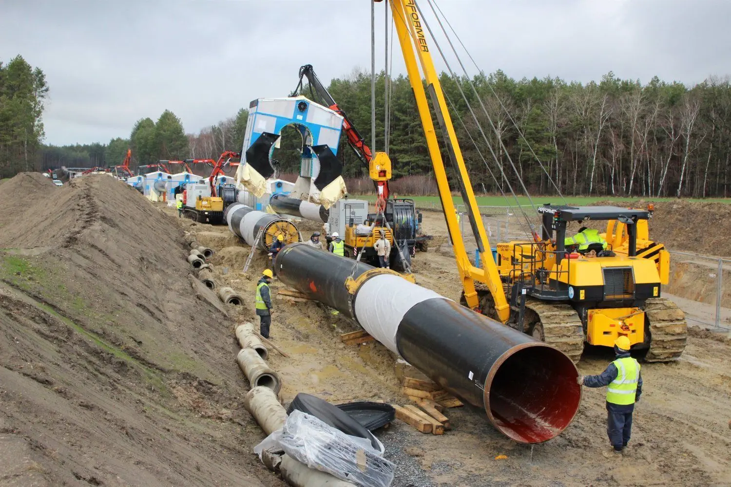 Die Erdgasleitung Eugal wird durch den Landkreis Elbe-Elster gebaut hier die Baustelle westlich des Flugplatzes Finsterwalde