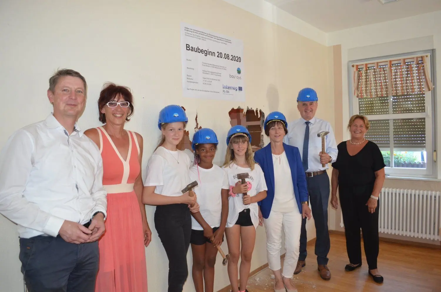 Gruppenbild mit Loch in der Wand: Kürzlich hat der Umbau im Erdgeschoss der Hoyerswerdaer Kinder- und Jugendfarm begonnen - auch mit Hilfe von Sachsens Staatsminister Thomas Schmidt (CDU, 2.v.r.).