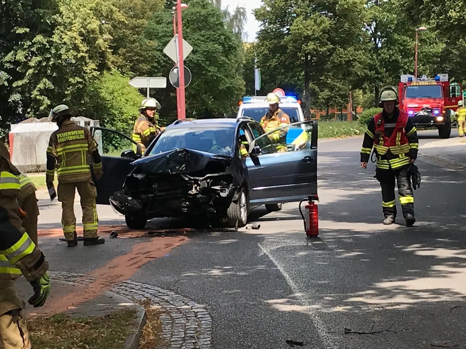 Ein 82-jähriger Autofahrer ist Sonntagmittag, 12. Juli, in der Tuchmacherstraße in Finsterwalde von der Fahrbahn abgekommen und gegen ein Verkehrsschild und einen Baum gefahren.