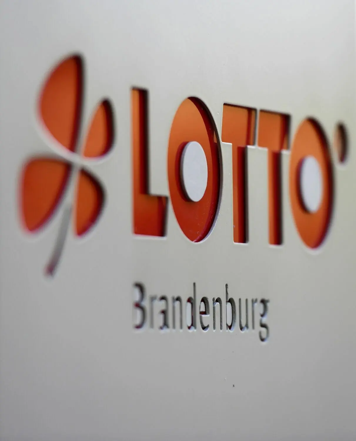 Das Logo der Brandenburg Lotto GmbH. Die Spieler aus Cottbus und Spree-Neiße warten weiter auf einen Millionengewinn.