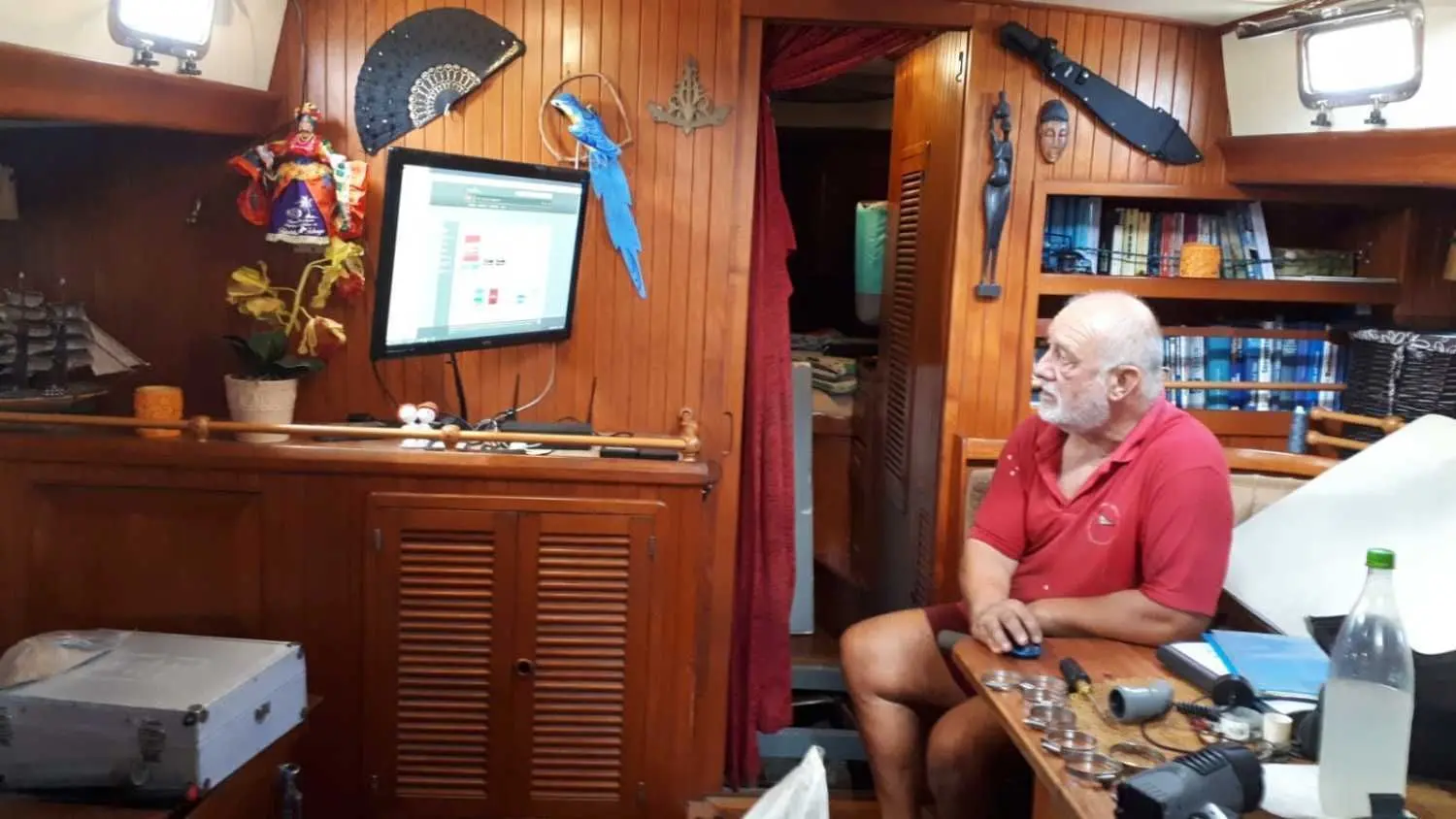Klaus-Peter Jaschke wartet auf eine Internet-Verbindung.