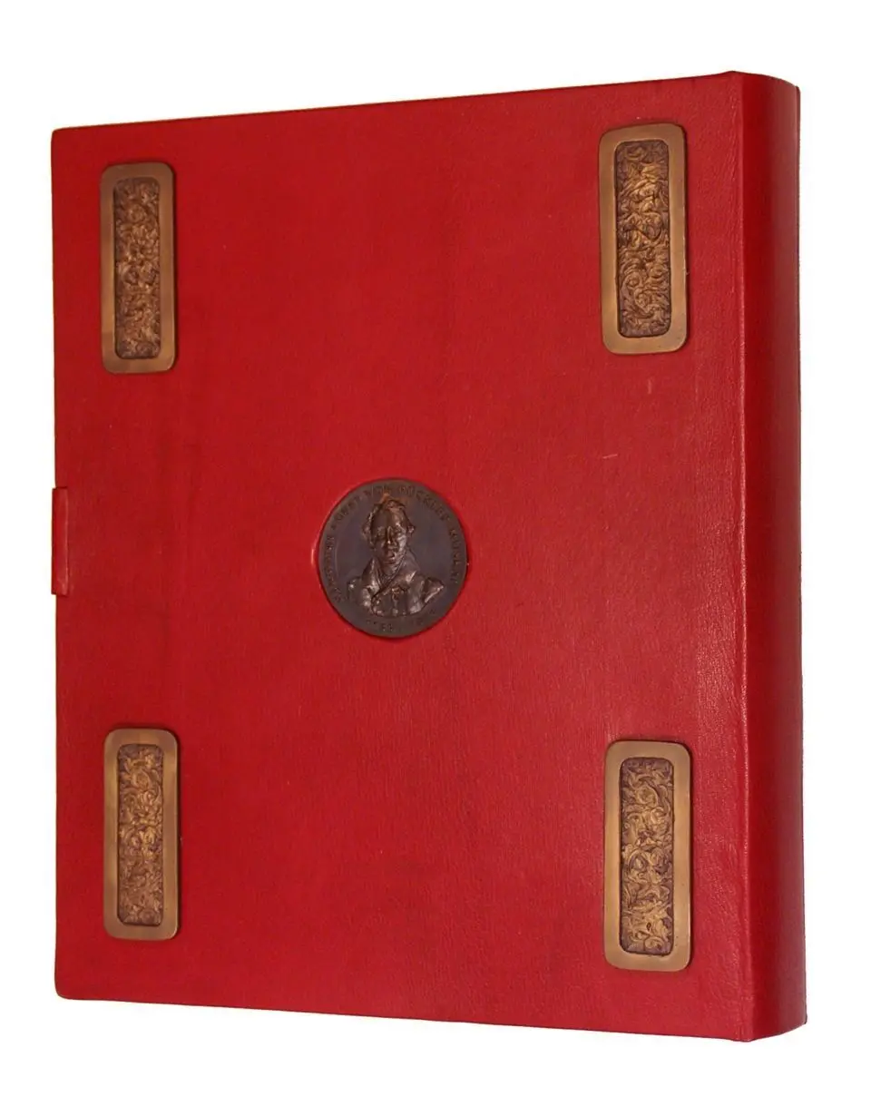 Die Rückseite des Goldenen Buches. Darin ist die frühere Ehrenmedaille der Stadt mit dem Konterfei von Fürst Pückler eingelassen. Außerdem sind auf dem Rückdeckel vier Füßchen eingearbeitet.