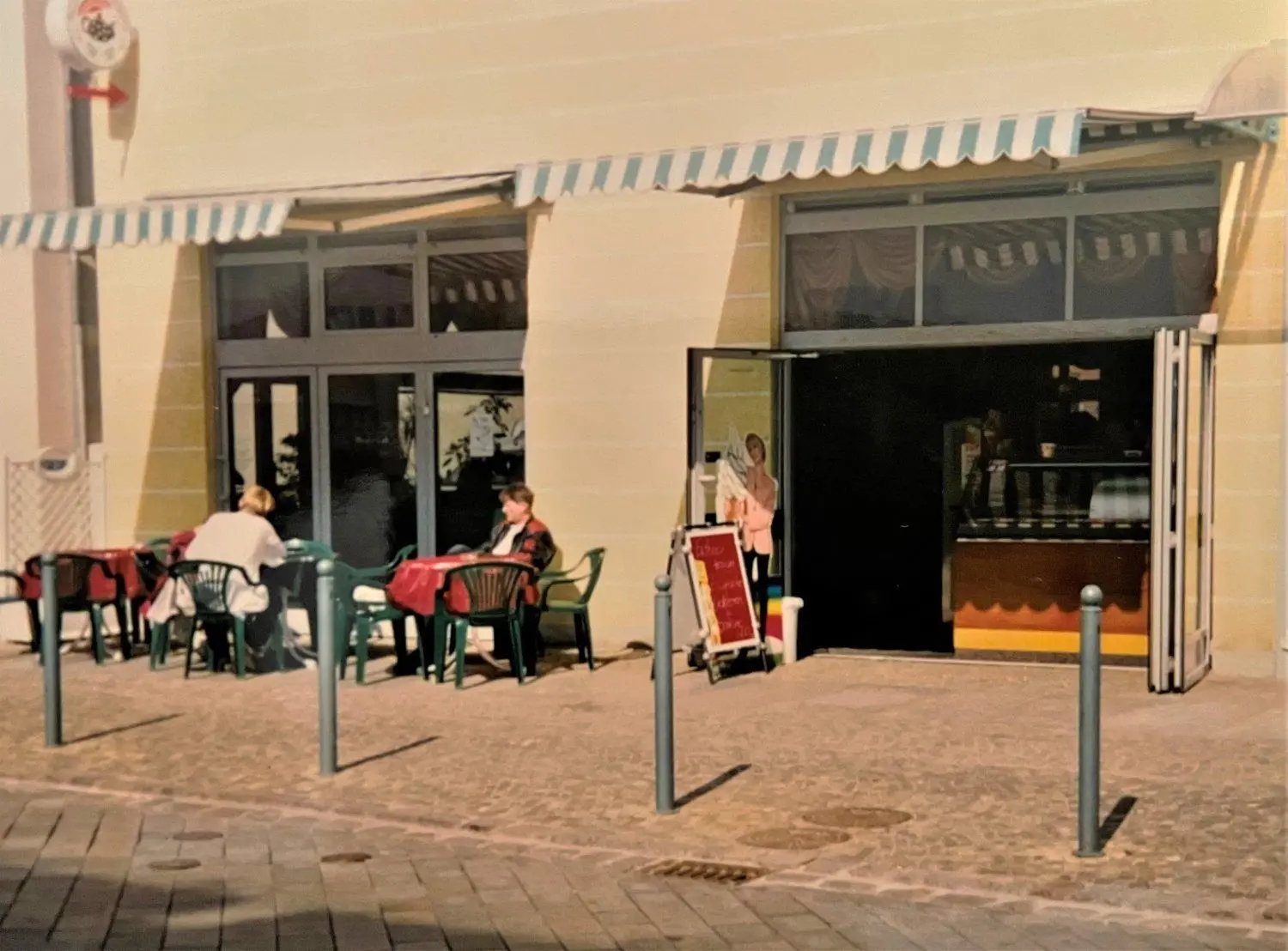 In den Sommermonaten waren stets Gäste da. An besonders heißen Tagen mussten sie mitunter auch schonmal Schlange stehen.