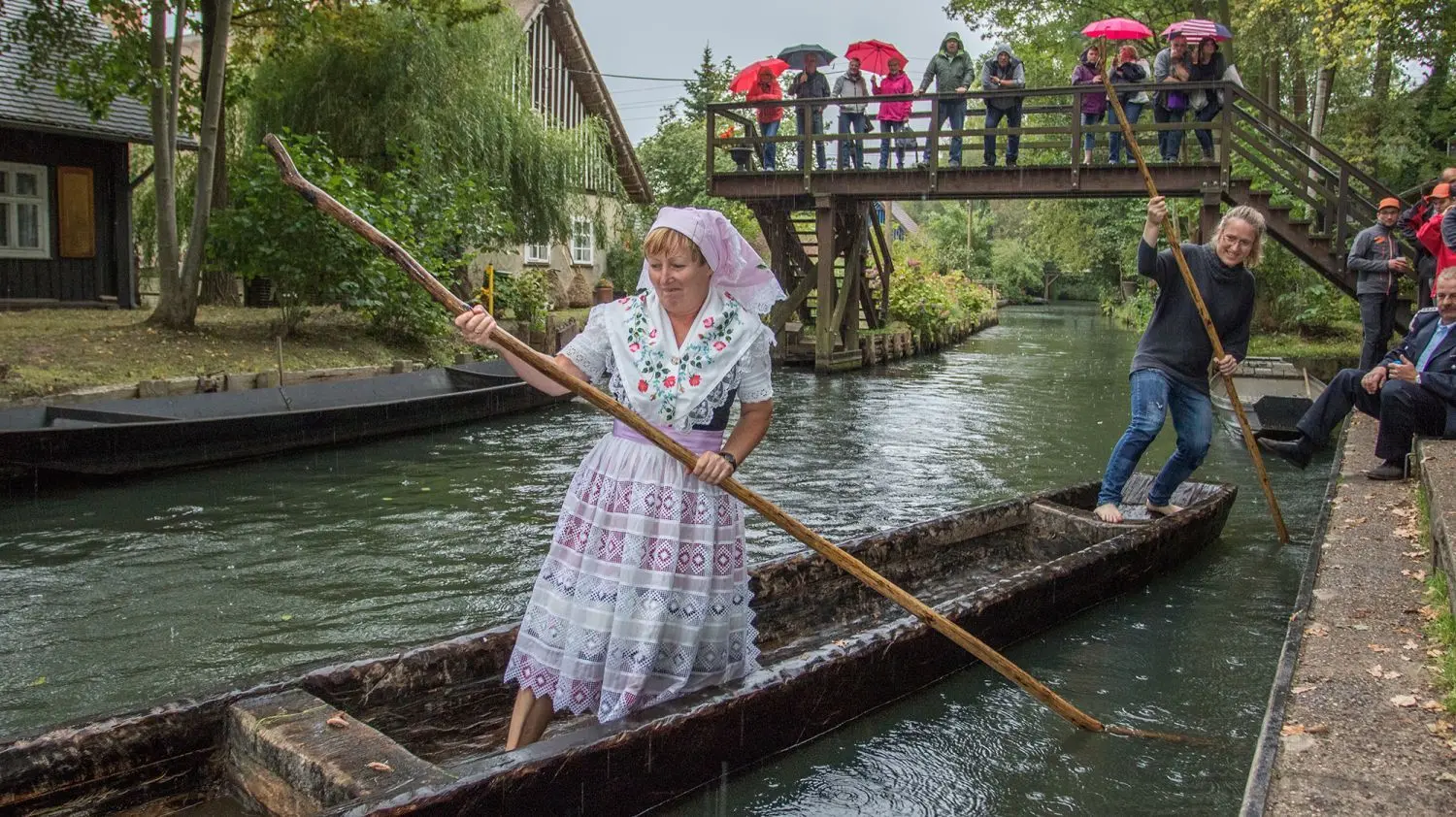 Archivaufnahme – Welches Duo schafft die 100 Meter in Rekordzeit? Einbaumwettfahrten sind in Lehde ein Publikumsmagnet – wie hier 2019.