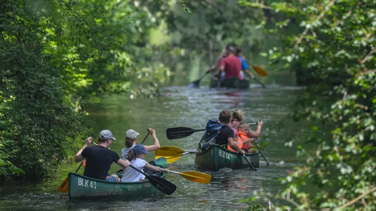 Familien sind mit Kanus auf einem Fließ im Spreewald unterwegs. Gerade sie sollen künftig noch stärker angesprochen werden, um einen Neuanfang der Tourismuswirtschaft nach der Corona-Krise zu ermöglichen. Die Pandemie hatte zu erheblichen Einbußen und niedrigen Übernachtungszahlen in der Region geführt.
11.06.2019, Brandenburg, Burg: Familien sind Kanus auf einem Fließ im Spreewald unterwegs. Das dichte Laub der Erlenbäume am Ufer des Fließes spendet kühlen Schatten. Foto: Patrick Pleul/dpa-Zentralbild/ZB - Honorarfrei nur für Bezieher des Dienstes ZB-Funkregio Ost +++ ZB-FUNKREGIO OST +++ | Verwendung weltweit
