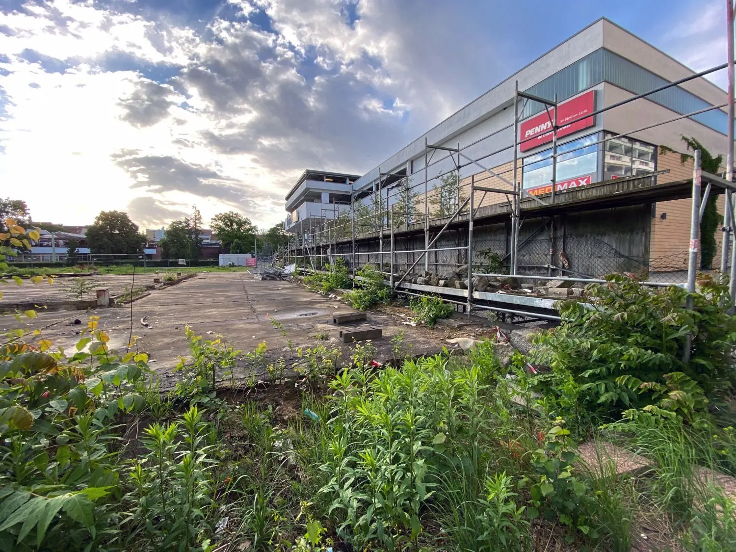 Schon länger als elf Jahren ist die Brache an der Cottbuser Stadtpromenade ein Schandfleck. Jetzt soll sie in neue Hände kommen.