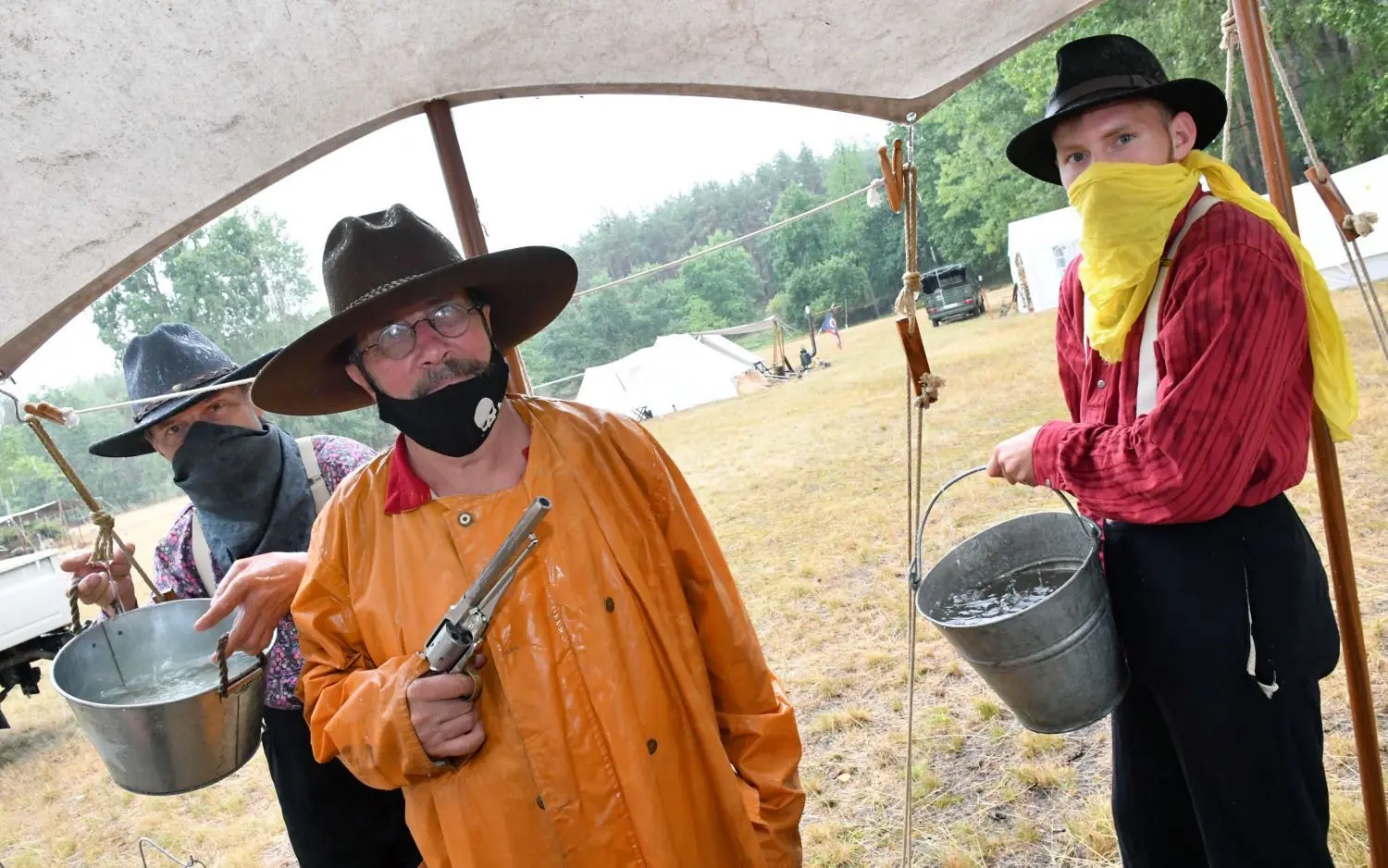 Fließend Wasser statt Death Valley (Tal des Todes)! Durch jedes Loch im Dach läuft frisches Wasser! - Auf dem Foto sind Georg Wislaug (66) aus Wanne-Eickel, Werner Kurt Kunze (67) aus Berlin und Florian Heidemann (27, von links) aus Berlin bei der Beschaffung von frischem Wasser zu sehen.