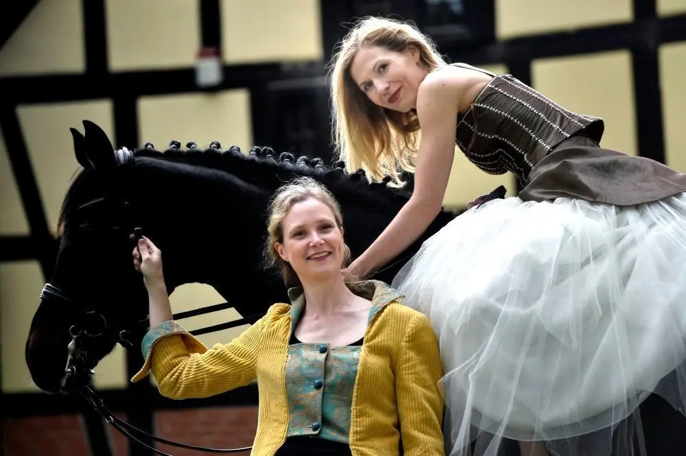 Anna Barbara Kastelewicz und Johanna Krumin bringen zum zweiten Mal Salonmusik, festliches Flair und Mitmachprogramme für Groß und Klein nach Schloss Neuhaus.