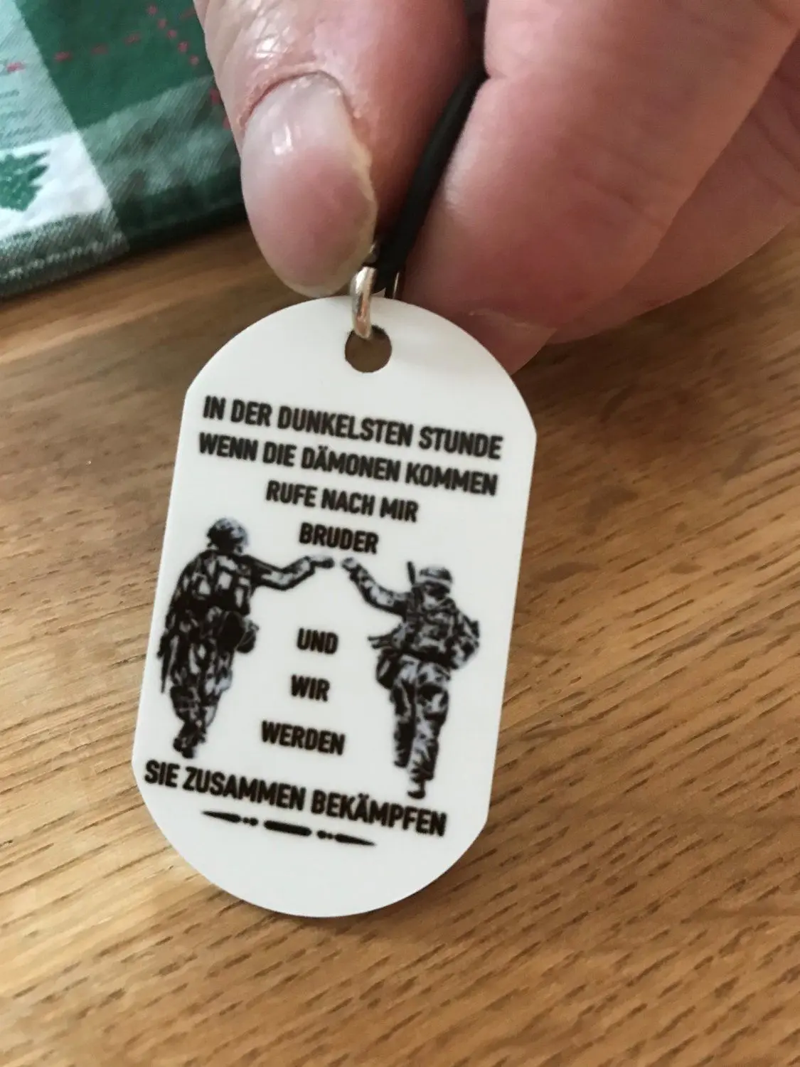 „In der dunkelsten Stunde, wenn die Dämonen kommen, rufe nach mir, Bruder. Und wir werden sie zusammen bekämpfen."