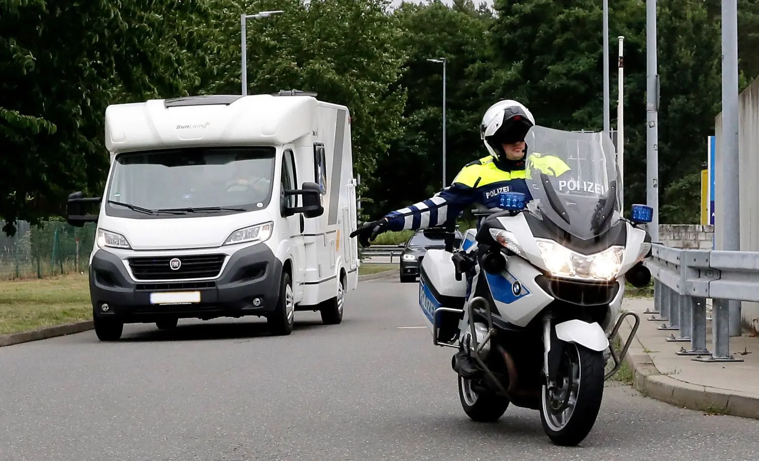 Mit Motorrädern brachten die Polizisten Wohnwagen und Wohnmobile zur Kontrolle auf dem Rasthof Berstetal.