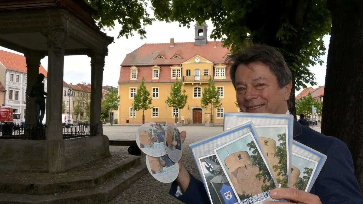 Wolfgang Eckelmann ist Initiator mehrerer filmischer Liebeserklärungen an die Stadt Bad Liebenwerda. Nun will er sie mit dem Stadtmarketingverein zur Hochzeitsstadt machen.
Wolfgang Eckelmann ist der Initiatoren einer neuen, filmischen Liebeserklärung an die Stadt. Foto: Mona Claus/mcl1