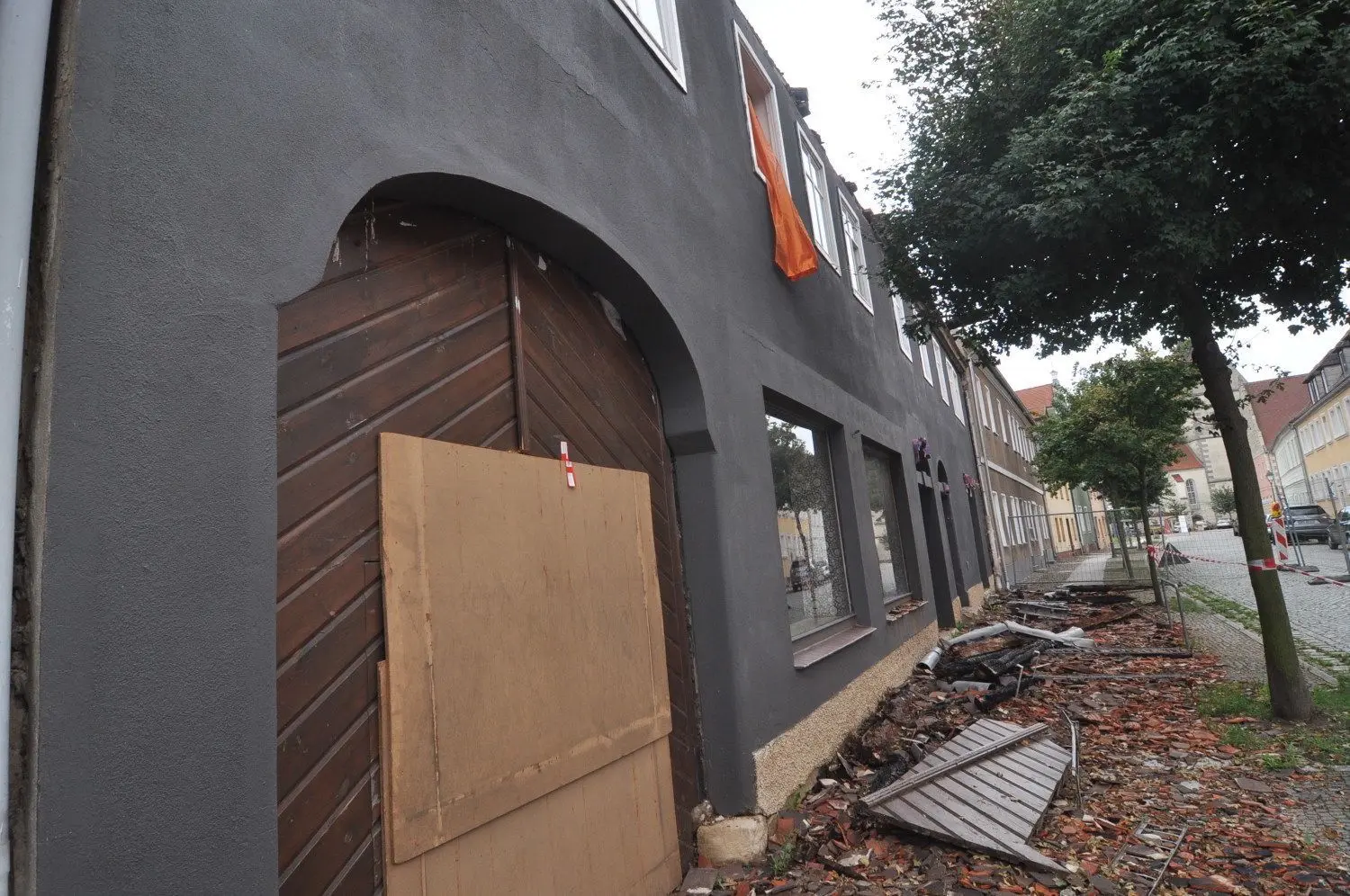 Am 5. Juli stand der Dachstuhl des Wohnhauses in der Kirchstraße 4 in Mühlberg schnell in voller Ausdehnung in Flammen. Das Haus ist im Jahre 1714 errichtet worden und gehört zu den ältesten in der Straße.
