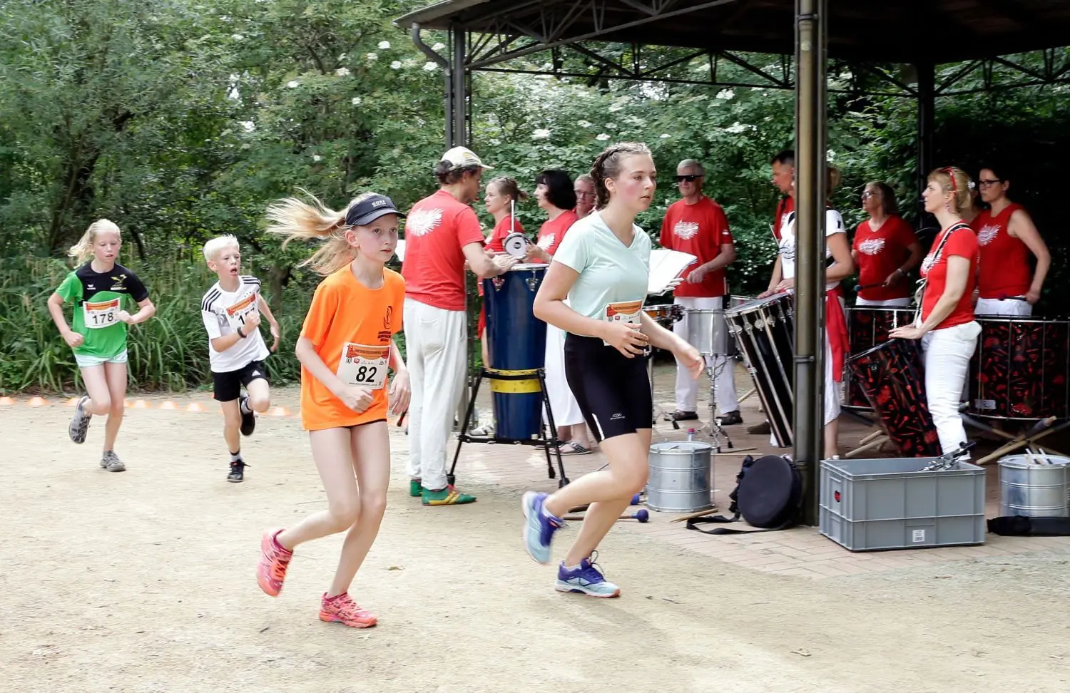 Gegenüber vom Wasserspielplatz feuerten die Musiker von "Drum kitchen" die Läuferinnen und Läufer mit schwungvollen Trommelrhythmen an.