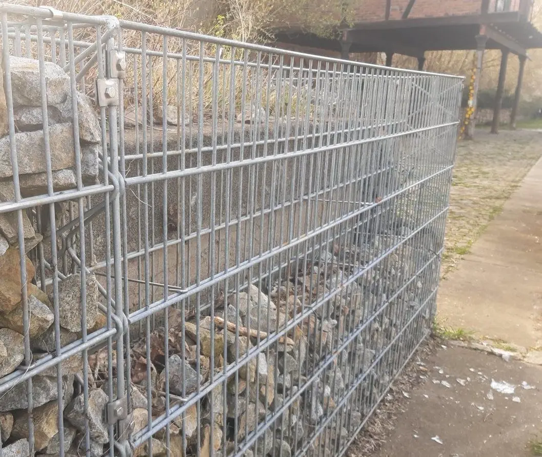 Immer wieder werden die Steingitter am Alten Hafen beschädigt und Steine daraus entwendet.