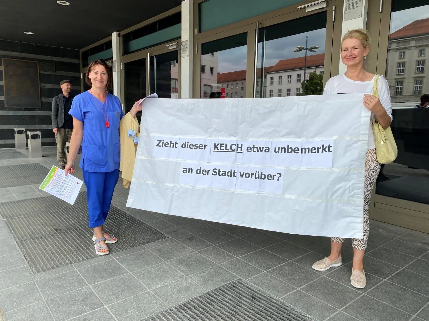 CTK-Beschäftigte stehen auch vor der Stadthalle in Cottbus, in der die Stadtverordneten tagen. Das CTK ist ein kommunales Unternehmen. Die mögliche Rückkehr in den kommunalen Arbeitgeberverband beschäftigt auch die Stadtpolitik.