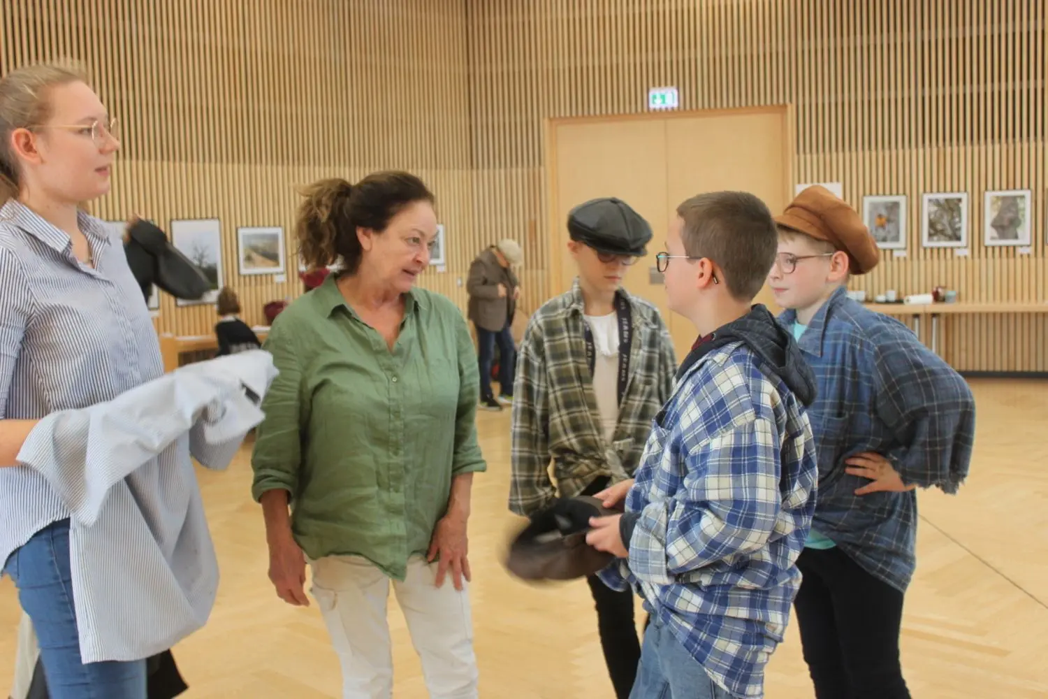 Ist mit den Kostümen alles in Ordnung, oder wird noch etwas benötigt? Angelika Perdelwitz (2.v.l.) und Jugendkoordinatorin Lara Meyne schauen sich jeden Darsteller des Theaterprojektes „Emil und die Detektive“ genau an.