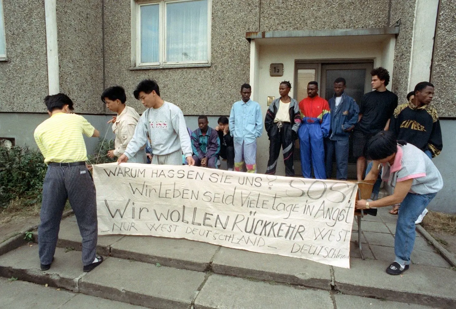 Mit einem Streit zwischen jungen Rechtsradikalen und vietnamesischen Zigarettenverkäufern beginnen am 17. September 1991 die fremdenfeindlichen Übergriffe in Hoyerswerda. Sie sind nur ein Beispiel von vielen für die Konflikte zwischen ehemaligen Vertragsarbeitern und Deutschen in Ostdeutschland.