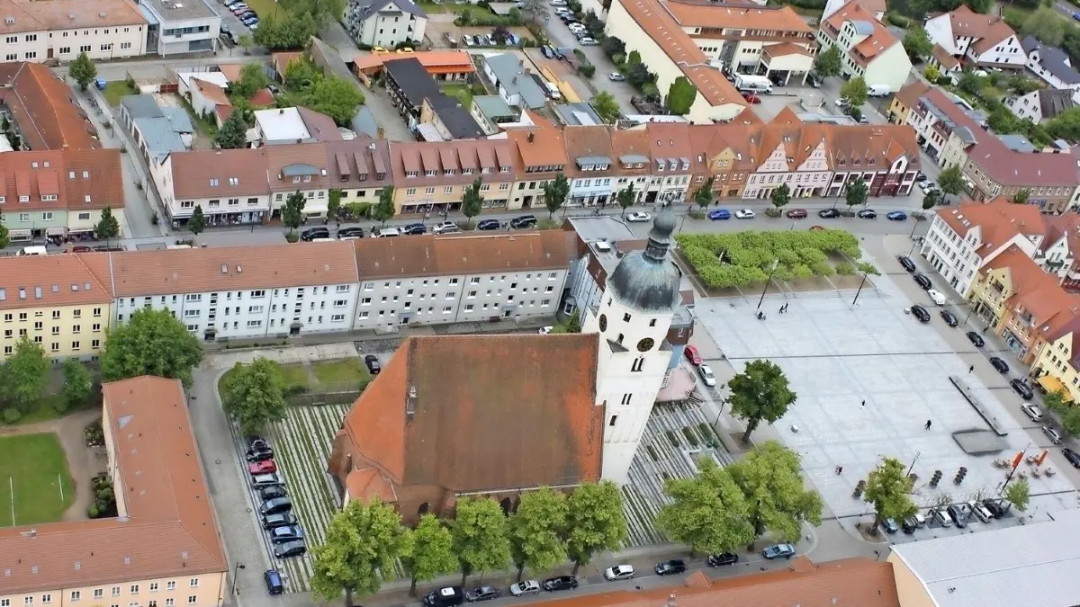 Blick von oben auf das Lübbener Zentrum mit Marktplatz und Paul-Gerhardt-Kirche. Am Sonntag werden die künftigen Stadtverordneten gewählt. ⇥
Paul-Gerhardt-Kirche Lübben von oben